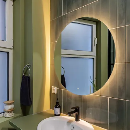 Delightful Square 1br, Balcony Church Views Apartament Bucureşti