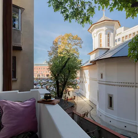 Delightful Square 1br, Balcony Church Views *