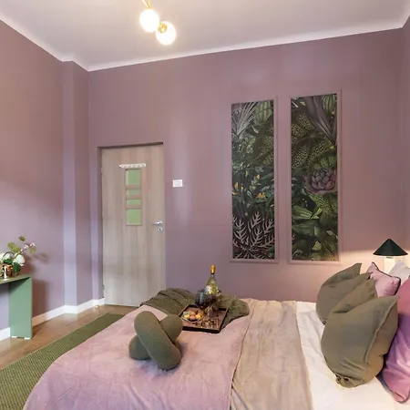 Delightful Square 1br, Balcony Church Views * Bucureşti